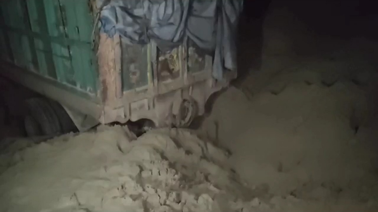 ধসে পড়া বালুর স্তূপ। ছবি : কালবেলা