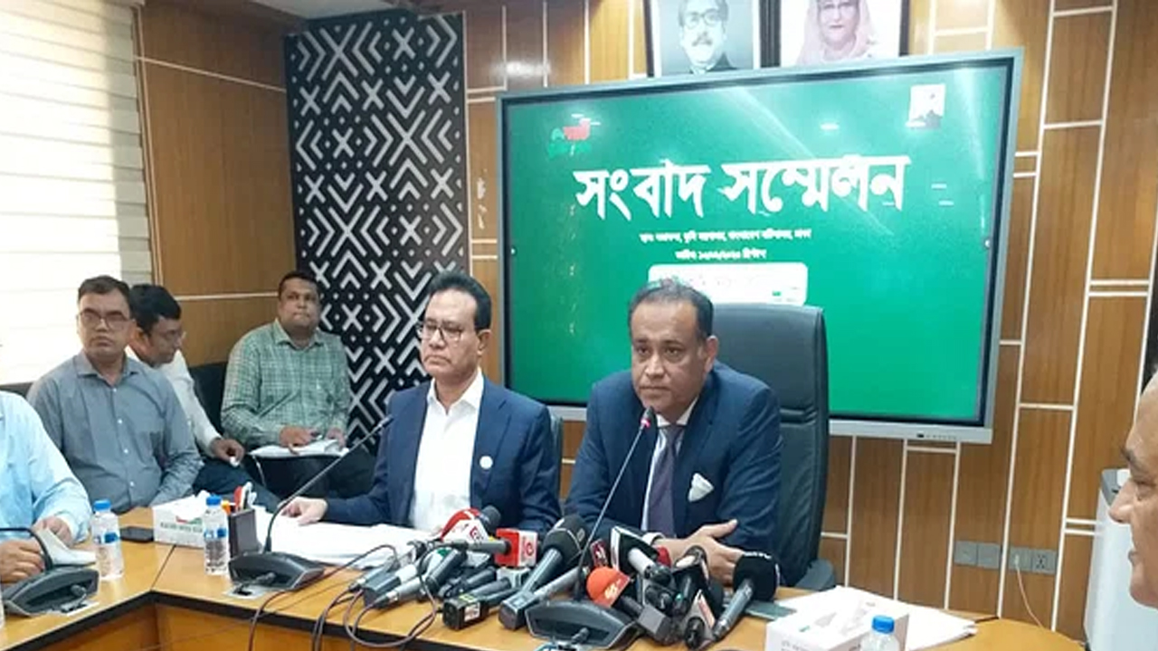 সংবাদ সম্মেলনে কথা বলছেন ভূমিমন্ত্রী সাইফুজ্জামান চৌধুরী। ছবি : সংগৃহীত
