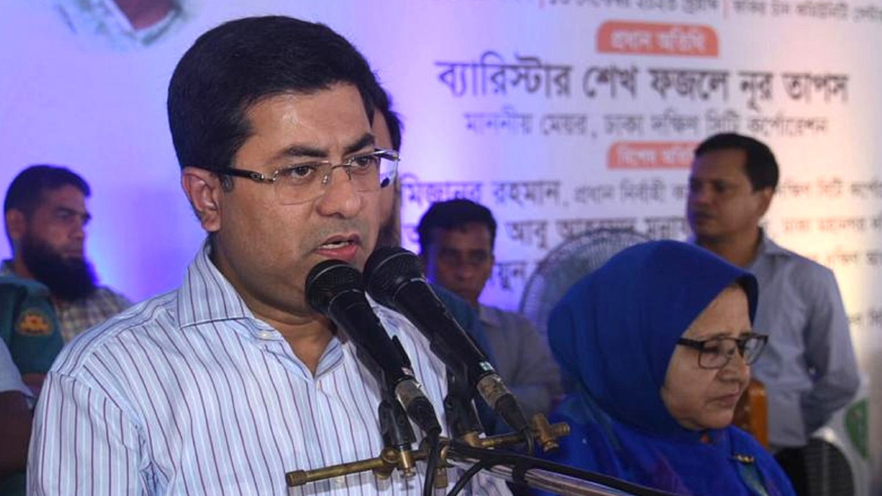 পুরান ঢাকার ওয়ারী এলাকার ফকির চাঁন কমিউনিটি সেন্টারে ‘৪১ নম্বর ওয়ার্ডস্থ উন্নয়ন উৎসবে’ বক্তব্য রাখছেন মেয়র ব্যারিস্টার শেখ ফজলে নূর তাপস। ছবি : কালবেলা