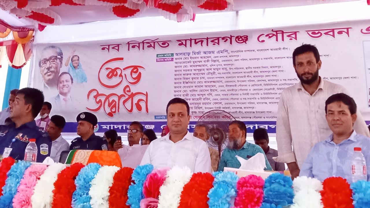 ভবন উদ্বোধন অনুষ্ঠান মঞ্চে অতিথিদের সঙ্গে জামালপুরের জেলা প্রশাসক (ডিসি) মো. ইমরান আহমেদ। ছবি: কালবেলা