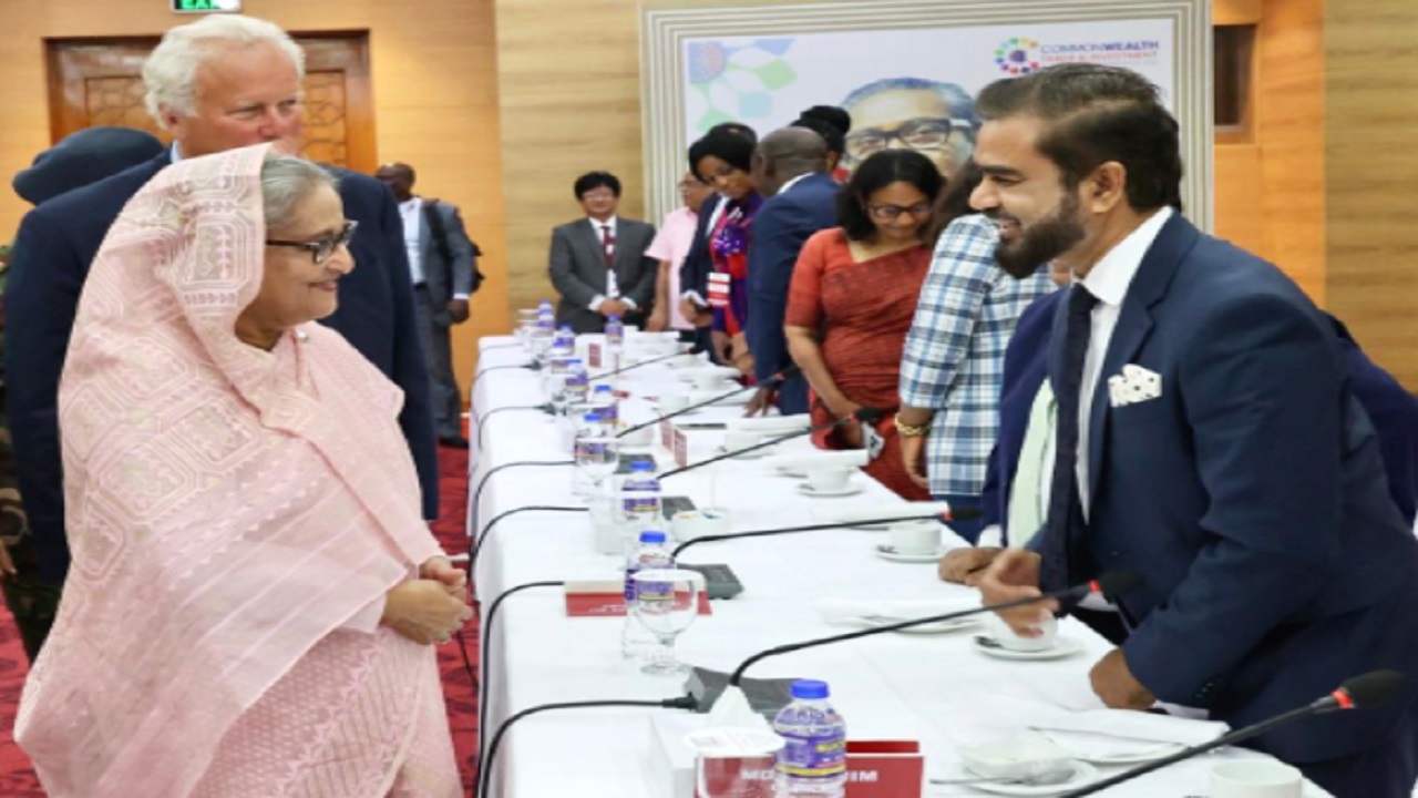 প্রধানমন্ত্রী শেখ হাসিনার সাথে শুভেচ্ছা বিনিময় কালে মিনিস্টার-মাইওয়ান গ্রুপের চেয়ারম্যান এম এ রাজ্জাক খান রাজ।