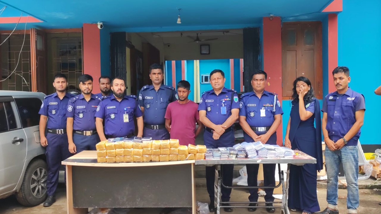 সিলেটে ২৯৭টি ভারতীয় মোবাইল ফোন জব্দ। ছবি : কালবেলা