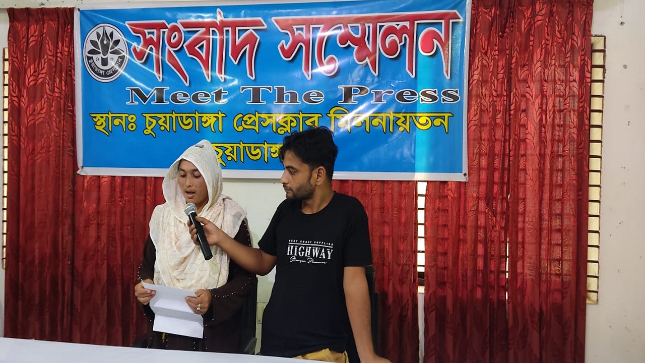 চুয়াডাঙ্গা প্রেসক্লাবে ভুক্তভোগী সম্পতির সংবাদ সম্মেলন। ছবি : কালবেলা
