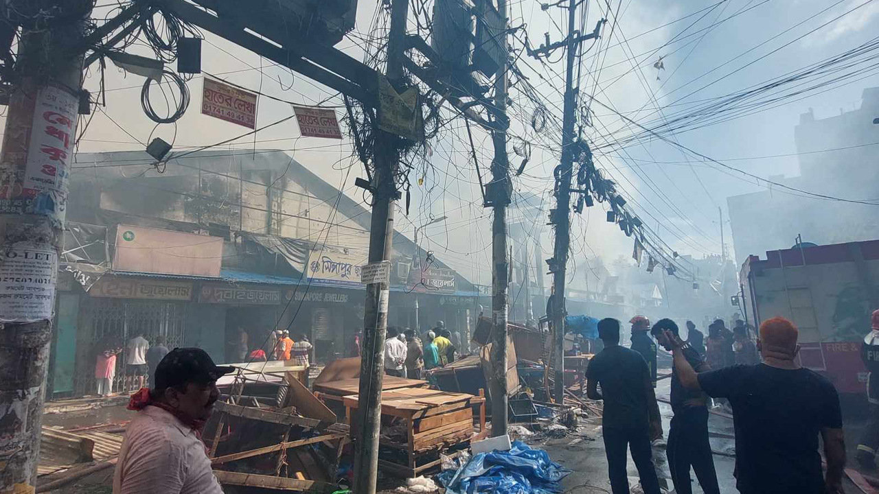 মোহাম্মদপুর কৃষি মার্কেটে আগুন। ছবি : কালবেলা