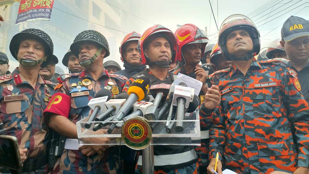 আগুন নিয়ন্ত্রণের পর সংবাদ সম্মেলনে কথা বলেন ফায়ার সার্ভিস অধিদপ্তরের পরিচালক লেফটেন্যান্ট কর্ণেল মো. তাজুল ইসলাম। ছবি : কালবেলা