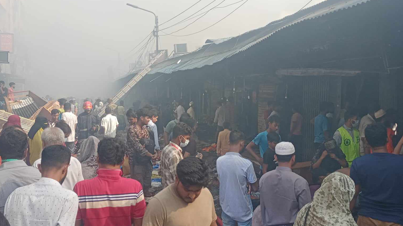 রাজধানীতে কৃষি মার্কেটে আগুন। ছবি : কালবেলা