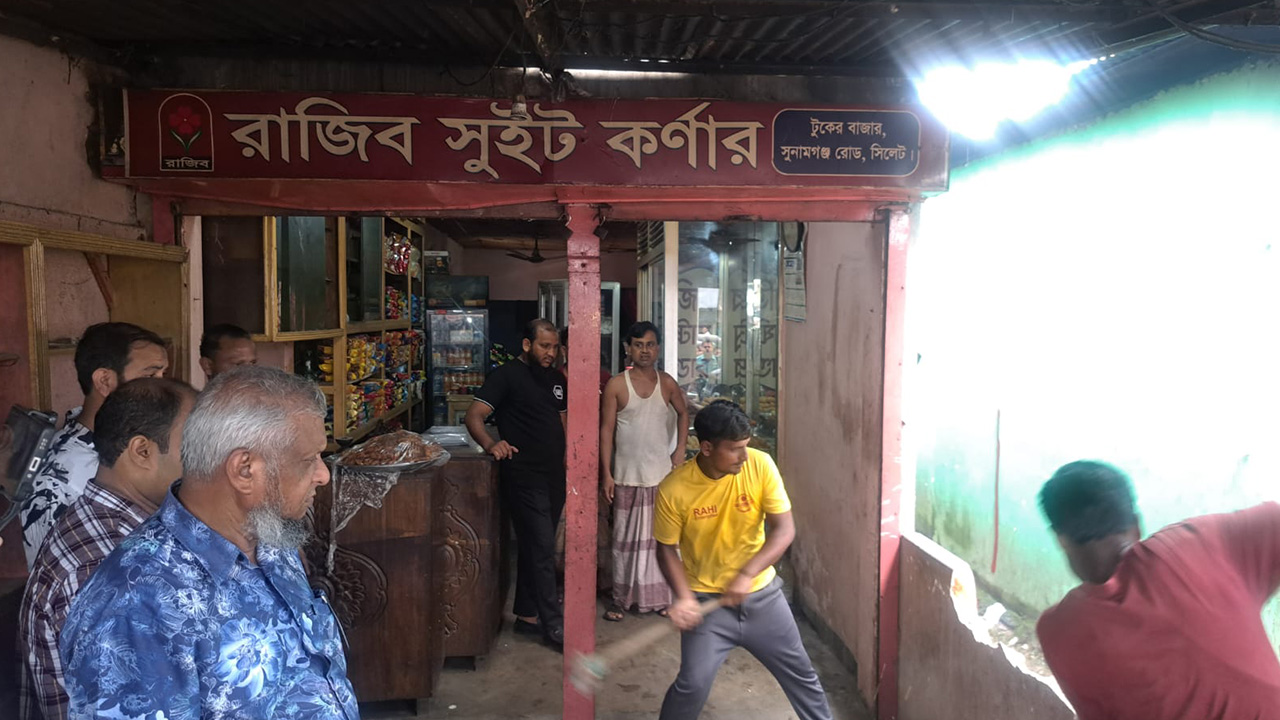 সিলেট সিটি করপোরেশনের মেয়র আরিফুলের নেতৃত্বে অভিযান। ছবি : কালবেলা