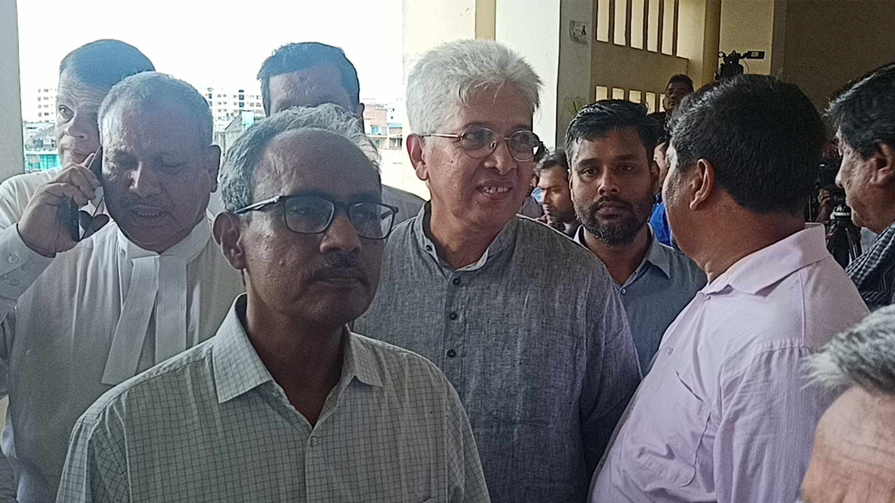 আদালতে অধিকারের সম্পাদক আদিলুর রহমান খান শুভ্র ও সংগঠনটির পরিচালক এ এস এম নাসির উদ্দিন এলান। ছবি : কালবেলা