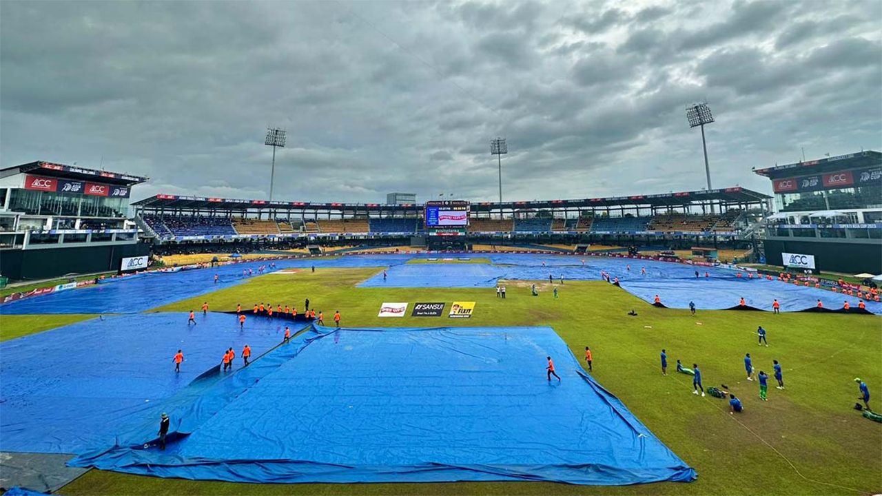 বৃষ্টির কারণে কাভার দিয়ে ঢাকা রয়েছে কলম্বোর আউটফিল্ড। ছবি : সংগৃহীত