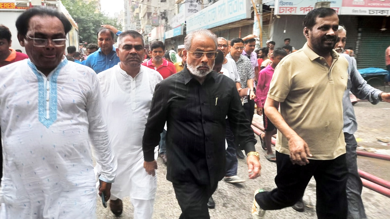 ক্ষতিগ্রস্ত মোহাম্মদপুর কৃষি মার্কেট পরিদর্শন করেন জাতীয় পার্টির চেয়ারম্যান গোলাম মোহাম্মদ কাদের। ছবি : কালবেলা
