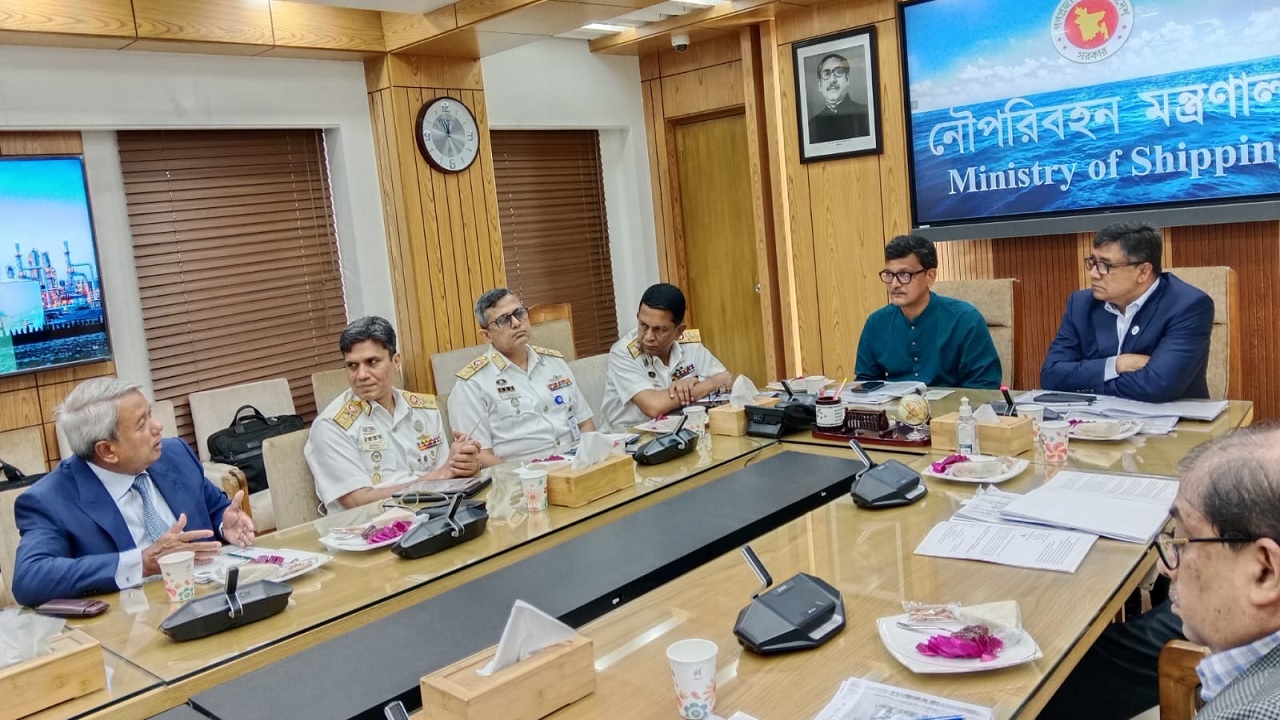 নৌপরিবহন মন্ত্রণালয়ের সভাকক্ষে ‘তেল ও গ্যাস টার্মিনাল’ নির্মাণসংক্রান্ত এক বৈঠকে কথা বলেন নৌপরিবহন প্রতিমন্ত্রী। ছবি : কালবেলা