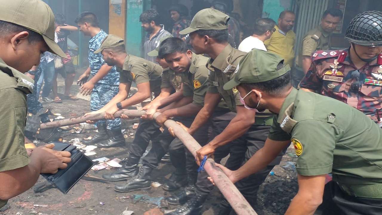 কৃষি মার্কেটে অগ্নিকাণ্ডের ঘটনায় মানবিক সহায়তার হাত বাড়িয়ে দিয়েছে বাংলাদেশ আনসার ও গ্রাম প্রতিরক্ষা বাহিনী। ছবি : কালবেলা