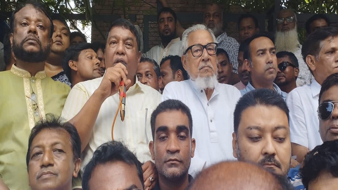 ডেঙ্গু প্রতিরোধ ও সচেতনতা সৃষ্টির লক্ষ্যে লিফলেট বিতরণ কার্যক্রমের প্রধান অতিথি হিসেবে কথা বলেন নজরুল ইসলাম খান। ছবি : কালবেলা