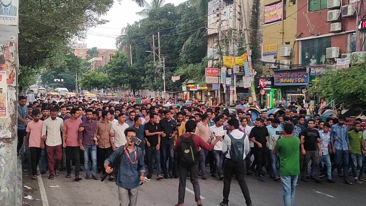 ঢাকা কলেজ ছাত্রলীগের দুই নেতাকে মারধরের ঘটনায় জড়িতদের বিচার দাবি করে বিক্ষোভ মিছিল করেছে ঢাকা কলেজ ছাত্রলীগের নেতাকর্মীরা। ছবি : কালবেলা