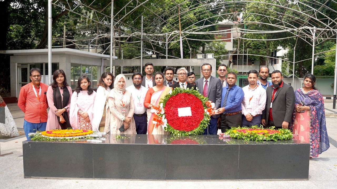 জাতির পিতার প্রতিকৃতিতে পুষ্পস্তবক অর্পণ করছেন প্রেসিডেন্সি ইউনিভার্সিটির নবনিযুক্ত উপাচার্য অধ্যাপক ড. মো. আব্দুল মান্নান চৌধুরী।