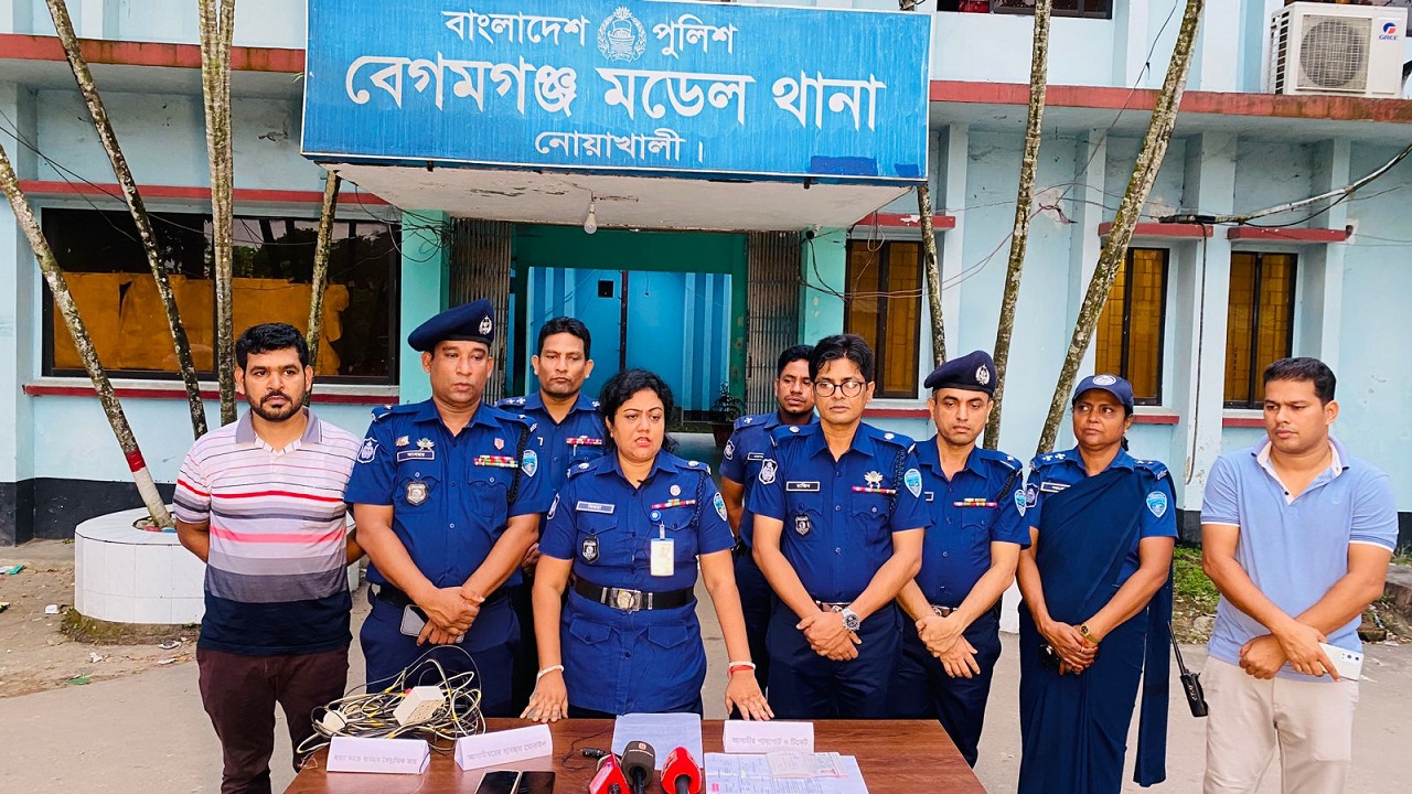 প্রেস ব্রিফিংয়ে বেগমগঞ্জ থানা পুলিশ। ছবি : কালবেলা
