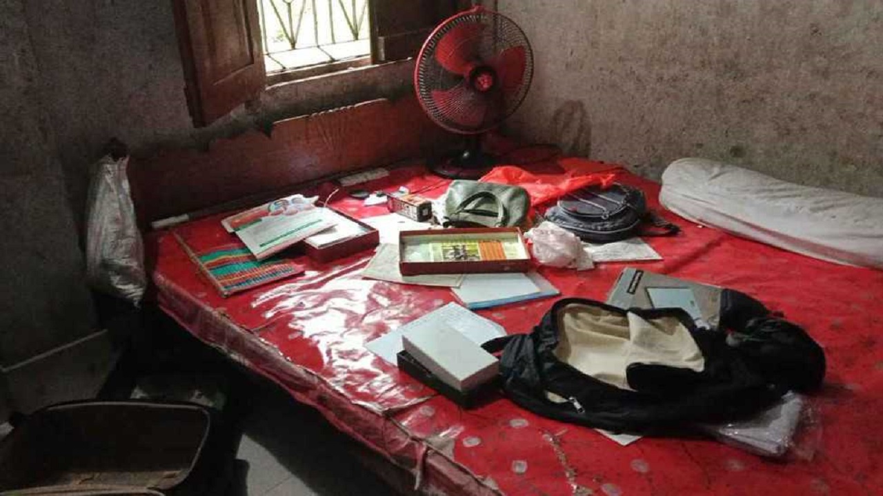 নলছিটিতে আলি আজগর তালুকদারের বাড়িতে লুটপাটের পর সবকিছু এলোমেলো করে যায় দুর্বৃত্তরা। ছবি : কালবেলা