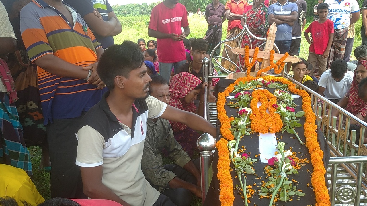 মরদেহ নিয়ে সীমান্তে স্বজনদের অপেক্ষা। ছবি : কালবেলা