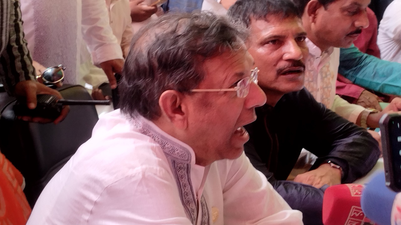 আখাউড়া দক্ষিণ ইউনিয়ন আওয়ামী লীগের বর্ধিত সভায় কথা বলছেন আইনমন্ত্রী আনিসুল হক। ছবি : কালবেলা