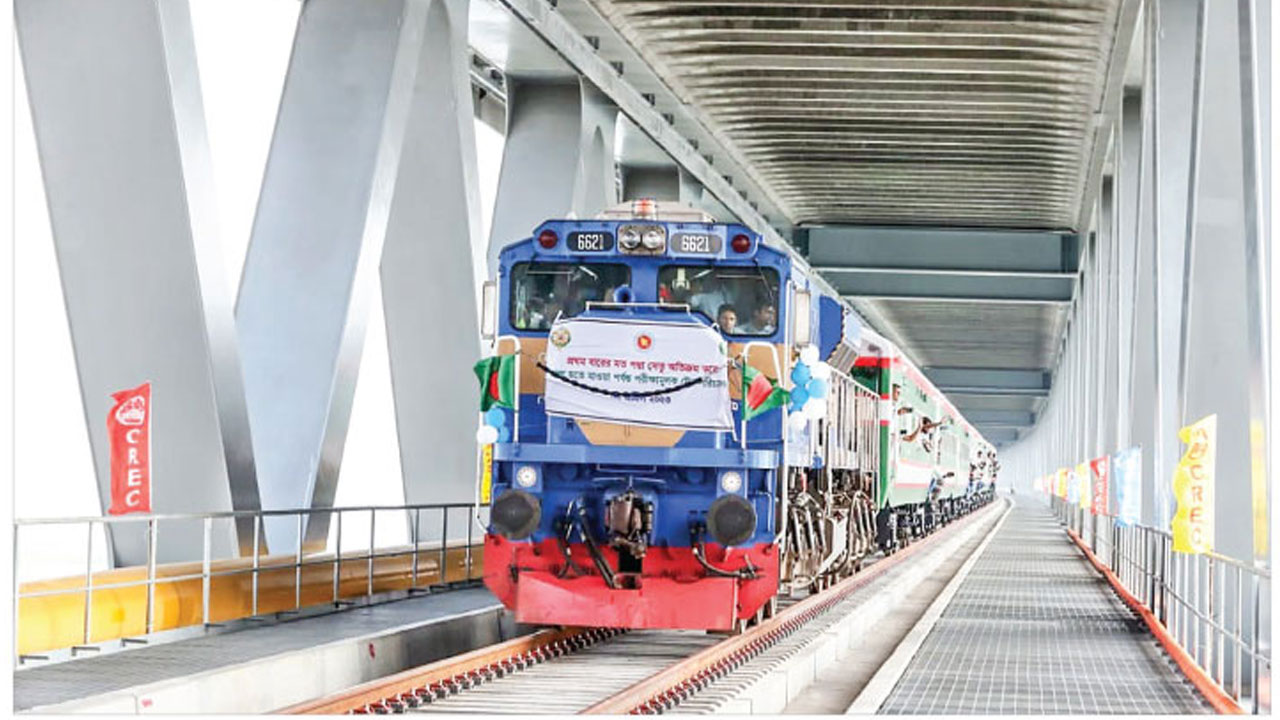 পদ্মা সেতুতে পরীক্ষামূলকভাবে চলাচল করছে ট্রেন। ছবি: সংগৃহীত