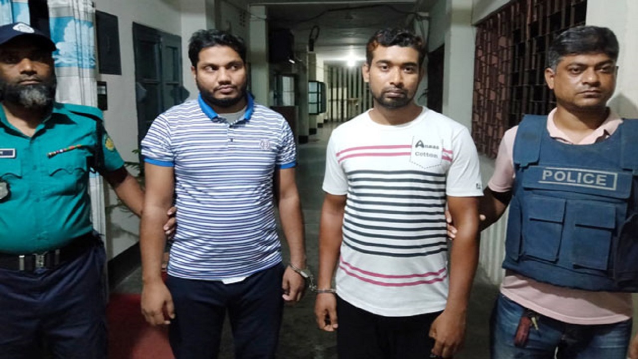 গ্রেপ্তার দুই প্রতারণাকারী। ছবি : কালবেলা