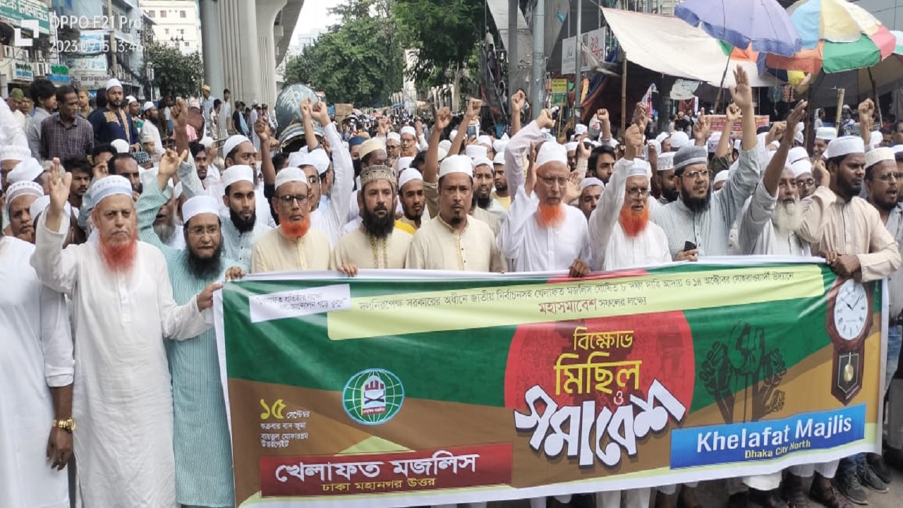 বায়তুল মোকাররম উত্তর গেটে অনুষ্ঠিত বিক্ষোভ মিছিল ও সমাবেশে প্রধান অতিথি হিসেবে বক্তব্য রাখেন খেলাফত মজলিসের মহাসচিব ড. আহমদ আবদুল কাদের। ছবি : কালবেলা