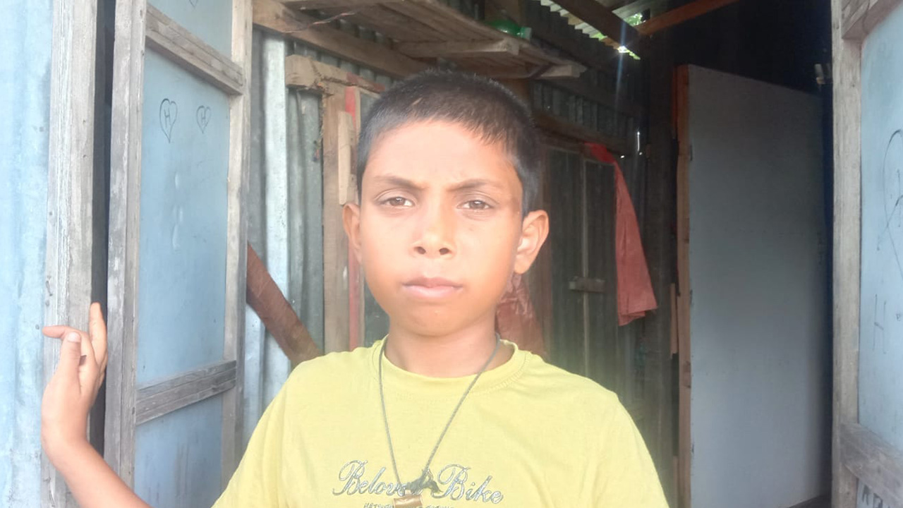 বিমানে উঠে পড়া জোনায়েদ মোল্লা । ছবি : কালবেলা