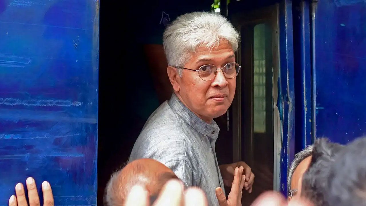 আদালত থেকে পুলিশের গাড়িতে উঠছেন আদিলুর রহমান খান শুভ্র। ছবি : সংগৃহীত