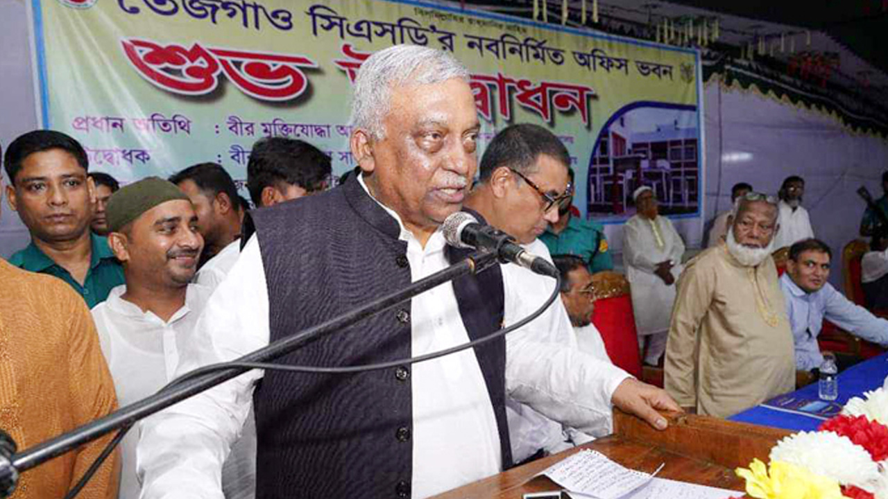 তেজগাঁও সেন্ট্রাল স্টোরেজ ডিপোর নতুন ভবন উদ্বোধন শেষে বক্তব্য রাখেন স্বরাষ্ট্রমন্ত্রী আসাদুজ্জামান খান কামাল। ছবি : সংগৃহীত