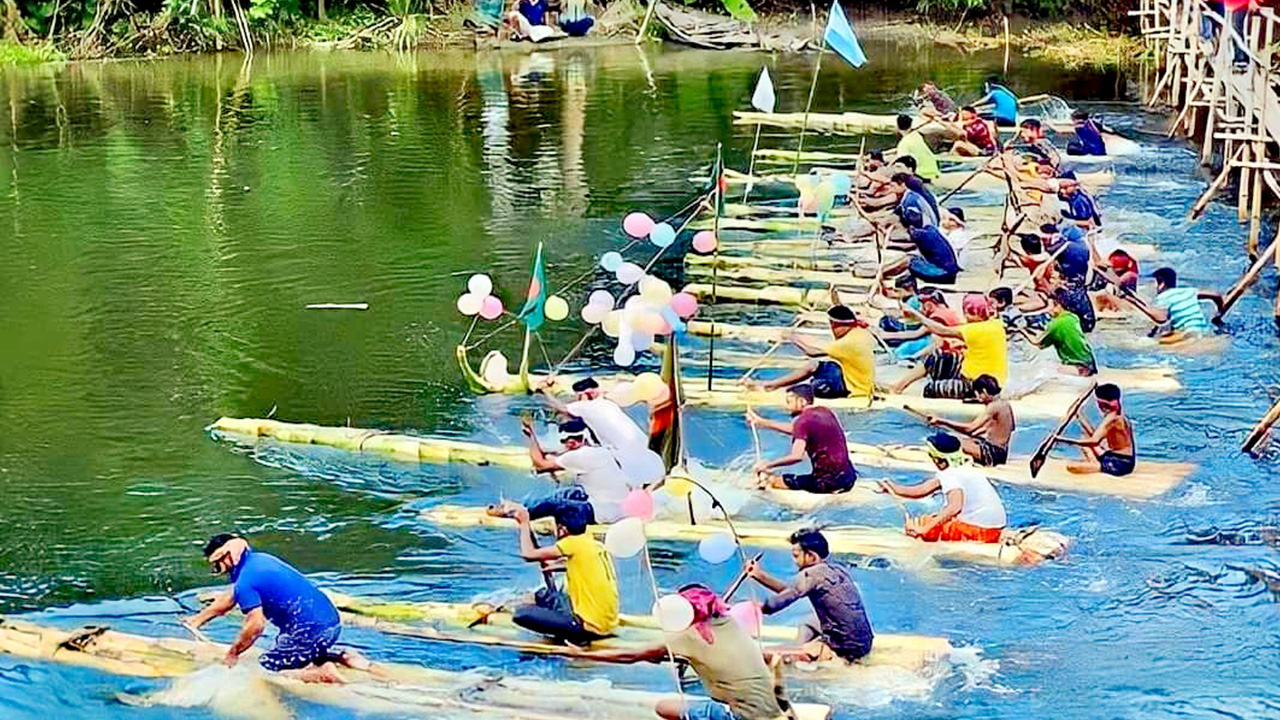 নড়াইলের লোহাগড়ায় কলাগাছ বাইচ প্রতিযোগিতা। ছবি : কালবেলা