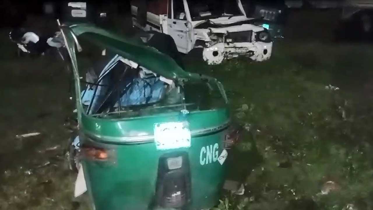 দুর্ঘটনার শিকার সিএনজি। ছবি : কালবেলা