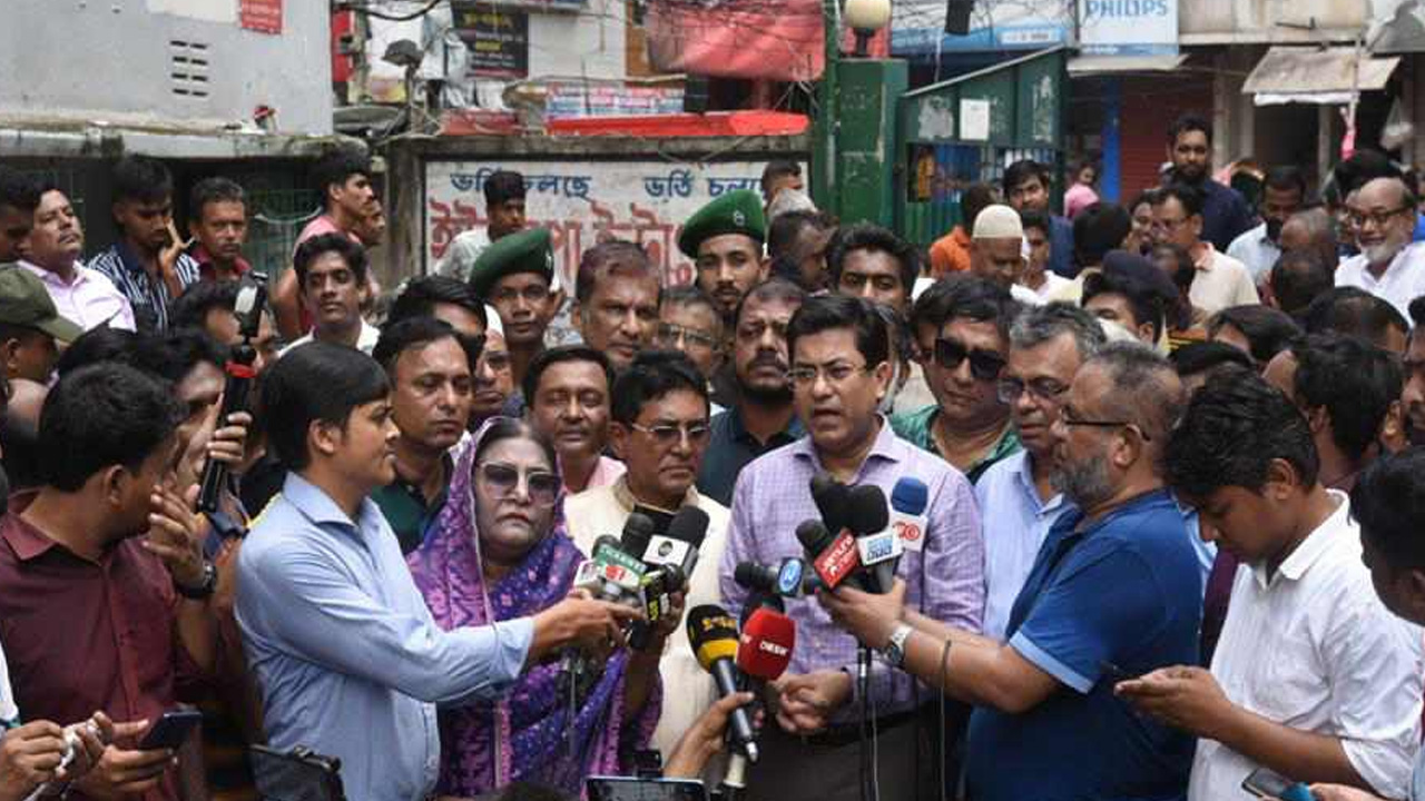ঢাকা দক্ষিণ সিটির রেড জোন ঘোষিত এলাকা পরিদর্শন শেষে সাংবাদিকদের সঙ্গে কথা বলছেন মেয়র ফজলে নূর তাপস। ছবি : কালবেলা