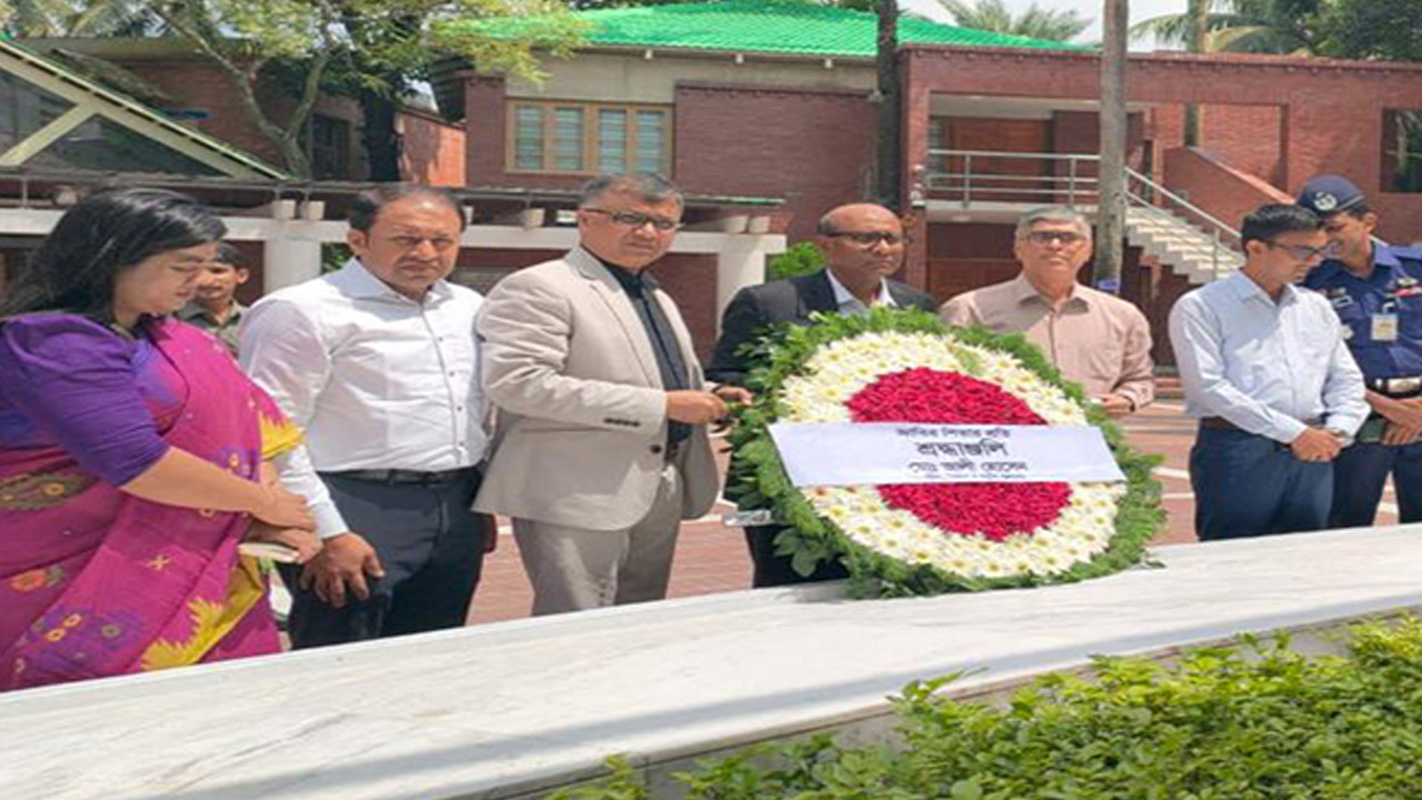 টুঙ্গিপাড়ায় জাতির পিতা বঙ্গবন্ধু শেখ মুজিবুর রহমানের সমাধিতে পুষ্পস্তবক অর্পণ করেছেন বিজ্ঞান ও প্রযুক্তি সচিব আলী হোসেন। ছবি : সংগৃহীত