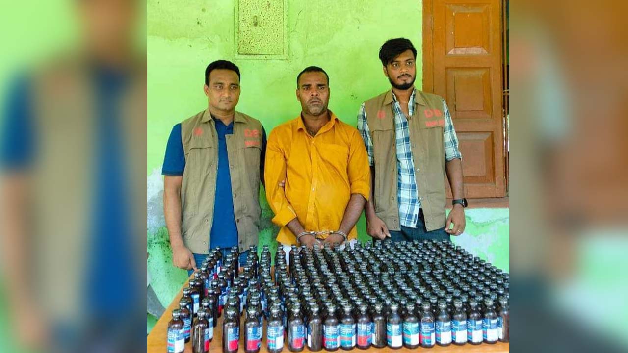 ফেনসিডিলসহ গ্রেপ্তার শহিদুল ইসলাম। ছবি : কালবেলা