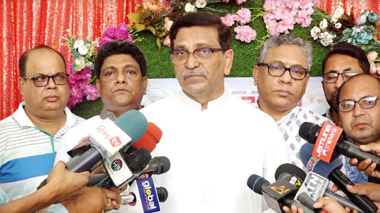কুষ্টিয়ায় সাংবাদিকদের সঙ্গে আলাপকালে মাহবুব-উল আলম হানিফ। ছবি : কালবেলা