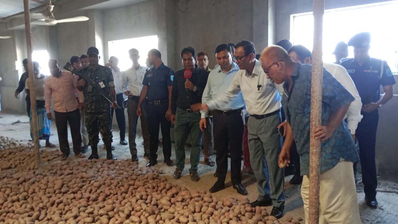 ভোক্তা অধিকার সংরক্ষণ অধিদপ্তরের মহাপরিচালক এ এইচ এম সফিকুজ্জামান শনিবার মুন্সীগঞ্জের একটি হিমাগার পরিদর্শন করেন। ছবি : কালবেলা
