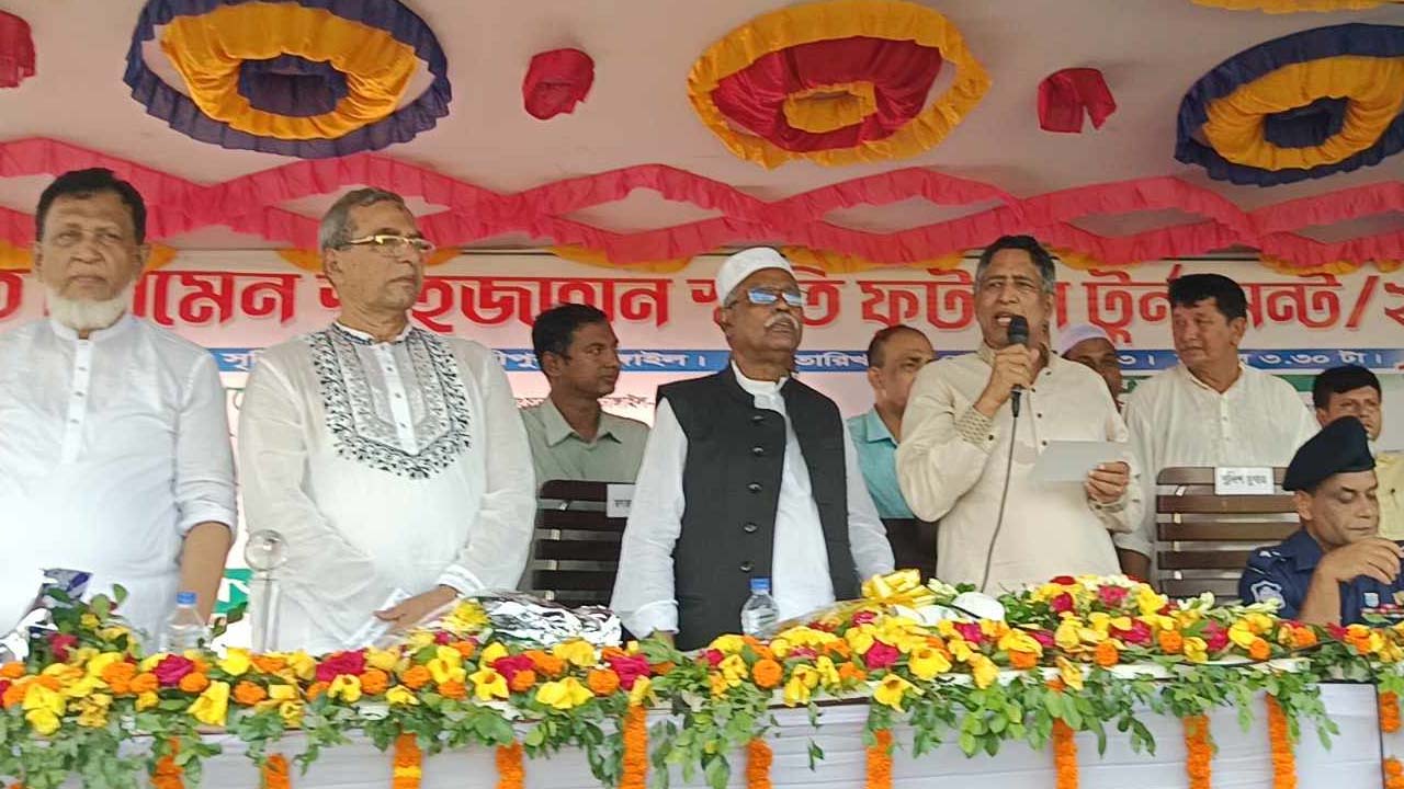 টাঙ্গাইলের সখীপুরে শনিবার শওকত মোমেন শাহজাহান ফুটবল টুর্নামেন্টের চূড়ান্ত খেলার উদ্বোধন অনুষ্ঠান বক্তব্য দেন কৃষিমন্ত্রী আব্দুর রাজ্জাক। ছবি : কালবেলা