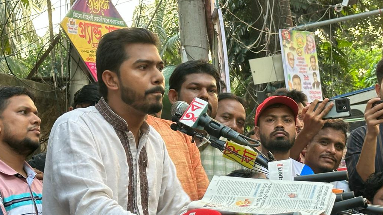 শনিবার বিকেলে জাতীয় প্রেস ক্লাবের সামনে প্রতিবাদ সমাবেশে বক্তব্য রাখছেন নুরুল হক নুর। ছবি : কালবেলা
