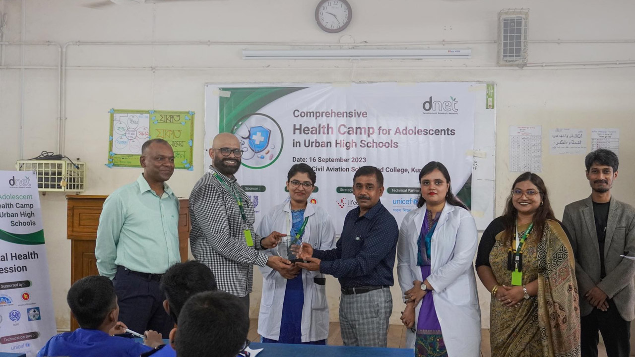 এভিয়েশন স্কুল অ্যান্ড কলেজ শিক্ষার্থীদের বিনামূল্যে কৈশোরবান্ধব স্বাস্থ্যসেবা প্রদান। ছবি : কালবেলা