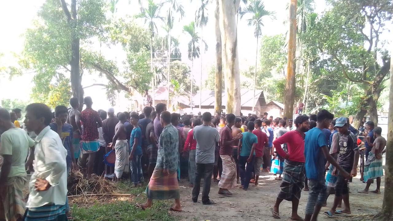 পঞ্চগড়ের তেঁতুলিয়ায় পাথর তোলায় বাধা দেওয়াকে কেন্দ্র করে বিজিবি সদস্যদের অবরুদ্ধ করেন শ্রমিকরা। ছবি : কালবেলা