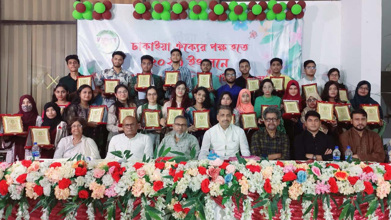 ঢাকাইয়া ঐক্য আয়োজিত অনুষ্ঠানে অতিথিদের সঙ্গে সম্মাননা পাওয়া শিক্ষার্থীরা। ছবি : কালবেলা