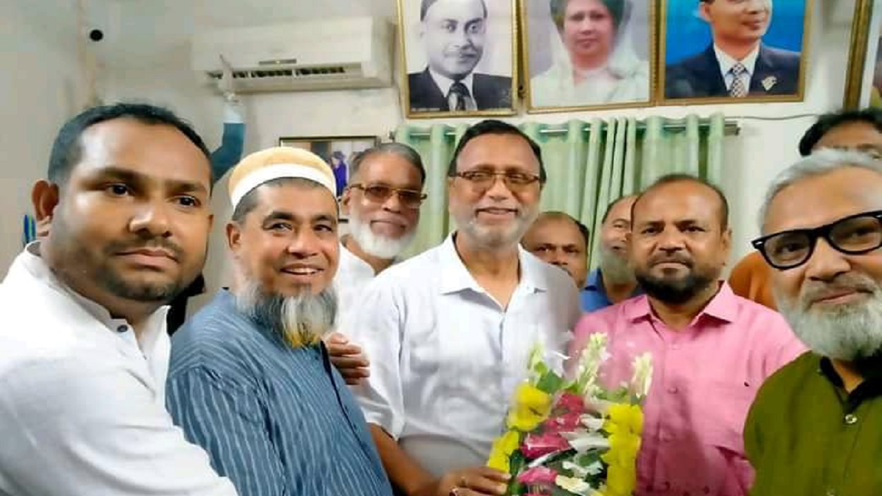 ঢাকা মহানগর দক্ষিণ বিএনপির যুগ্ম আহ্বায়ক লিটন মাহমুদ সংগঠনের ভারপ্রাপ্ত সদস্য সচিব হওয়ায় তাকে ফুলেল শুভেচ্ছা জানাচ্ছেন নেতাকর্মীরা। ছবি : কালবেলা