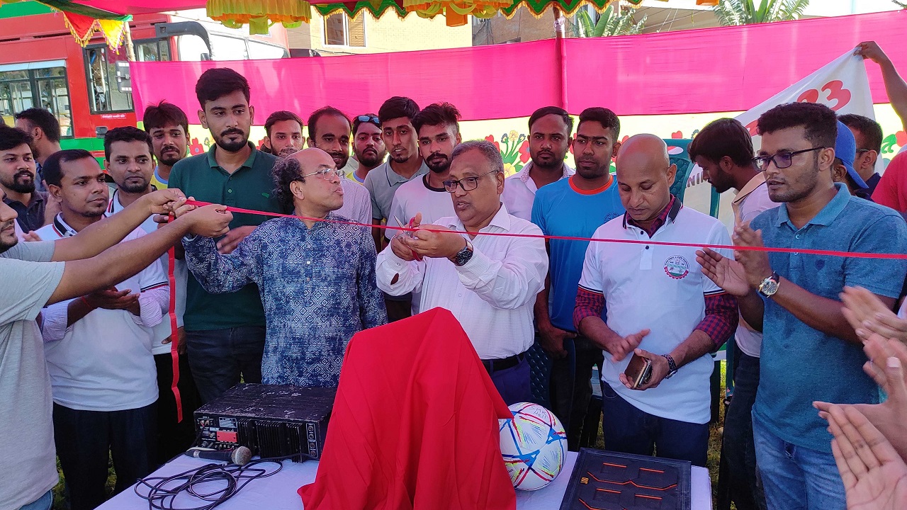 যবিপ্রবির কেন্দ্রীয় খেলার মাঠে স্পোর্টস কার্নিভাল উদ্বোধন করেন যবিপ্রবি উপাচার্য অধ্যাপক ড. মো. আনোয়ার হোসেন। ছবি : কালবেলা