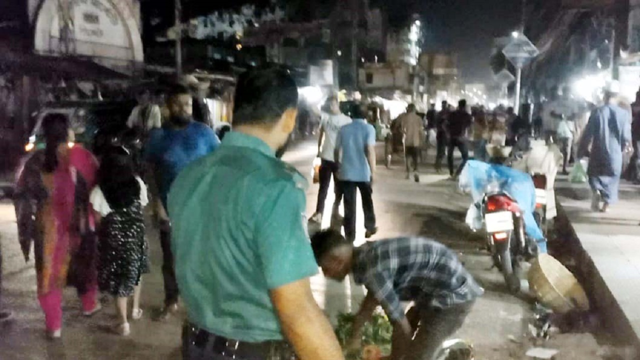সিলেটের সড়ক ও ফুটপাতে উচ্ছেদ অভিযান পরিচালনা করছে পুলিশ সদস্যরা। ছবি : কালবেলা