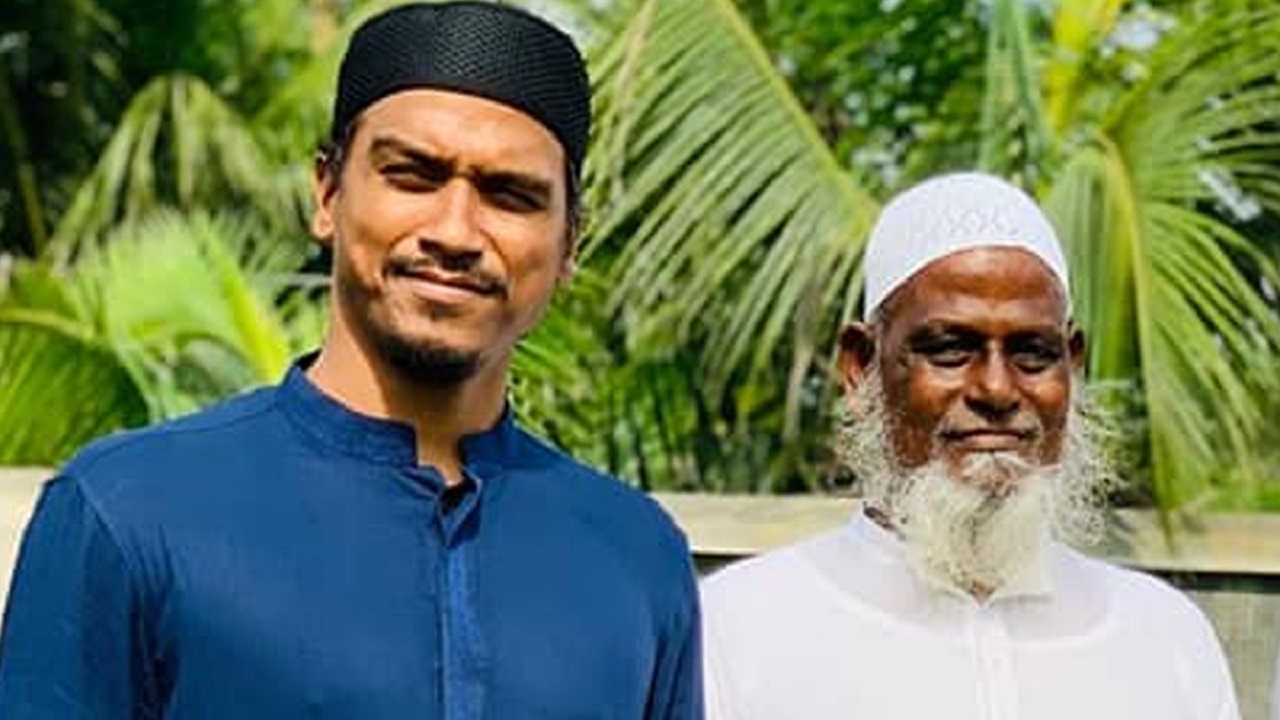ক্রিকেটার রুবেল হোসেন ও তার বাবা। ছবি : সংগৃহীত