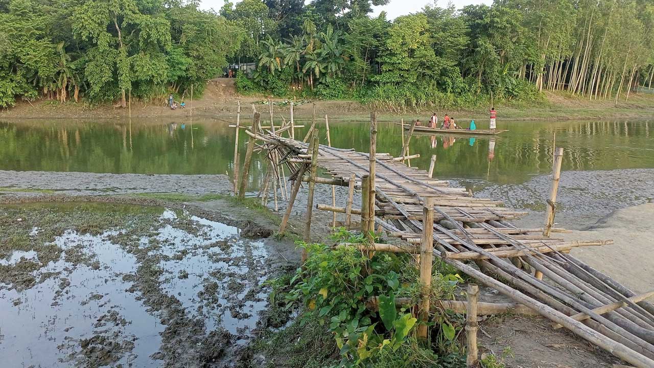 কুড়িগ্রামে ভেঙে গেছে বাঁশের সাঁকো। ছবি : কালবেলা