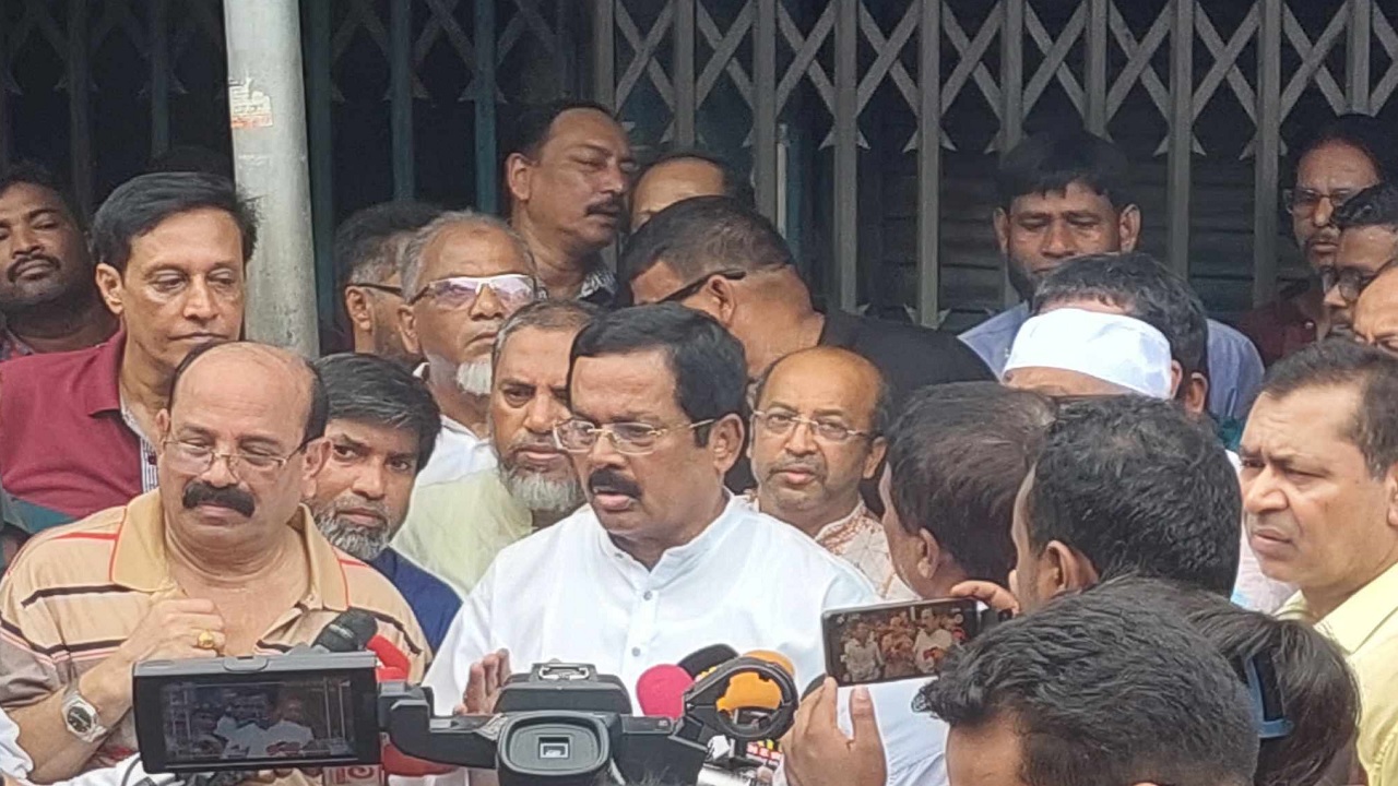 অগ্নিকাণ্ডে ক্ষতিগ্রস্ত কৃষি মার্কেট পরিদর্শন শেষে সাংবাদিকদের সঙ্গে কথা বলছেন জাহাঙ্গীর কবীর নানক। ছবি : কালবেলা