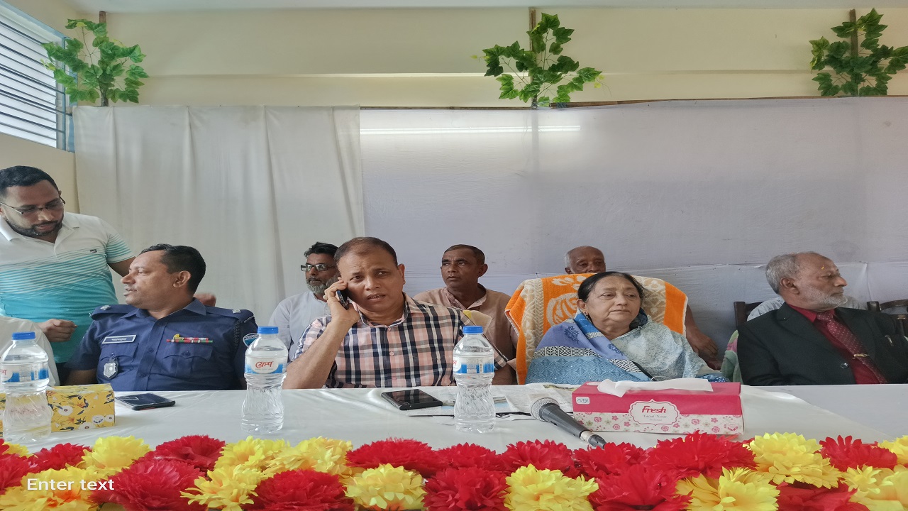 ফেনীতে মাদ্রাসার নতুন ভবন উদ্বোধন অনুষ্ঠানে খুলে ফেলা হয় এমপির নামের ব্যানার। ছবি : কালবেলা