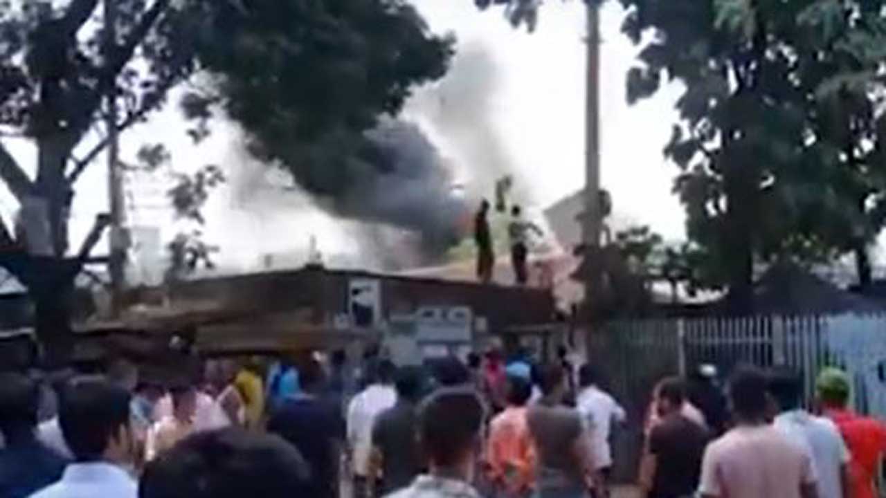 টঙ্গীতে ফার্মাসিউটিক্যালসের গোডাউনের আগুন। ছবি : সংগৃহীত
