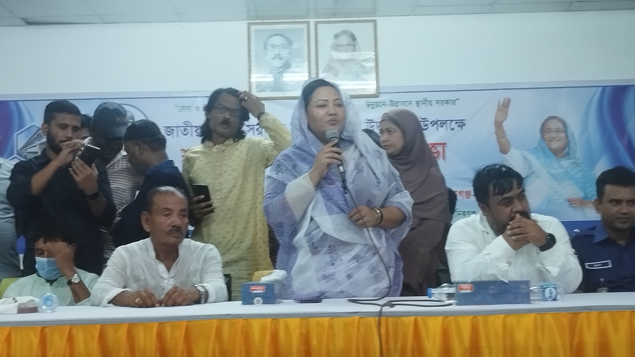 মানিকগঞ্জে স্থানীয় সরকার দিবস মেলা উদ্বোধন অনুষ্ঠানে মমতাজ বেগম। ছবি : কালবেলা